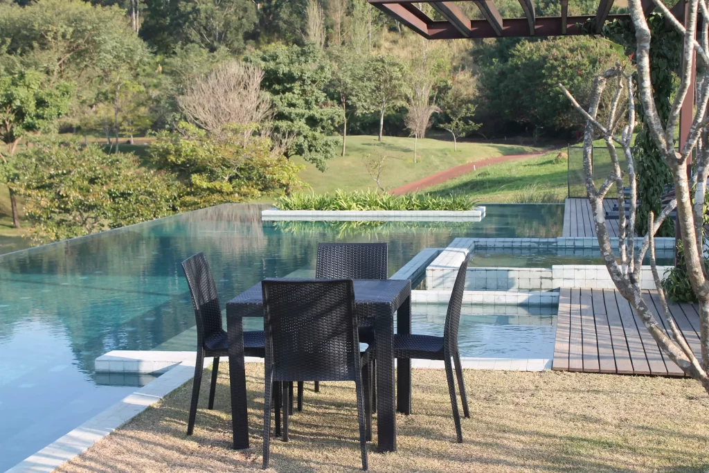 Conjunto Ibiza preto em ambiente externo