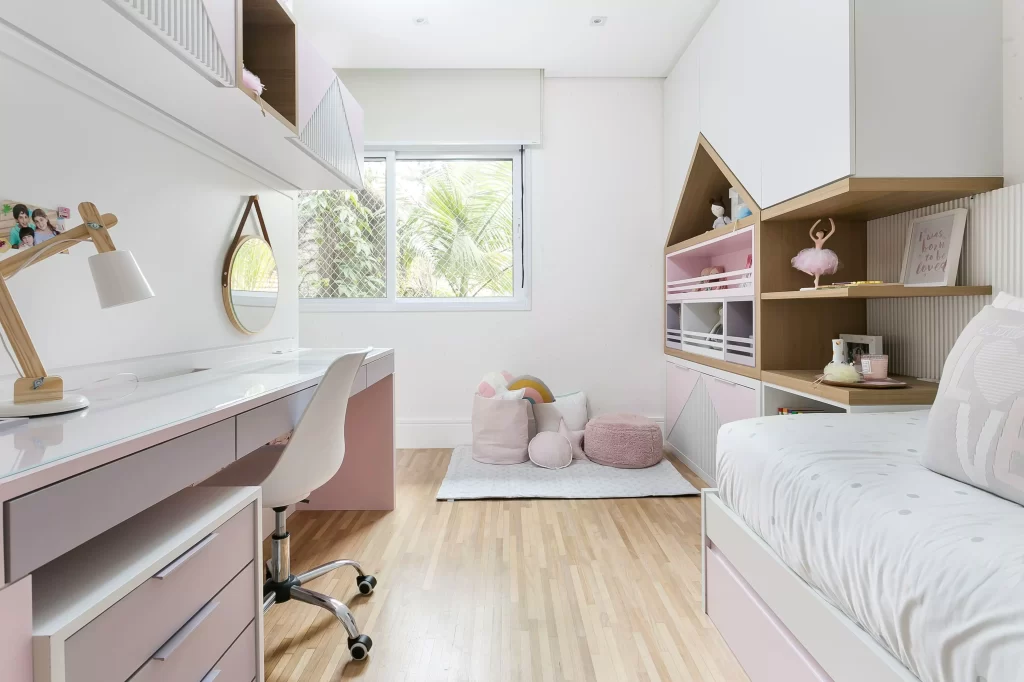 Cadeira Chicago Branca abaixo de escrivaninha em quarto feminino infantil