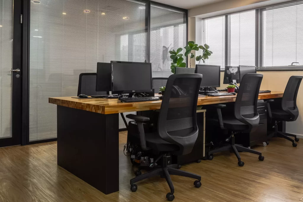 Cadeiras Shanghai em frente a computadores em escritório