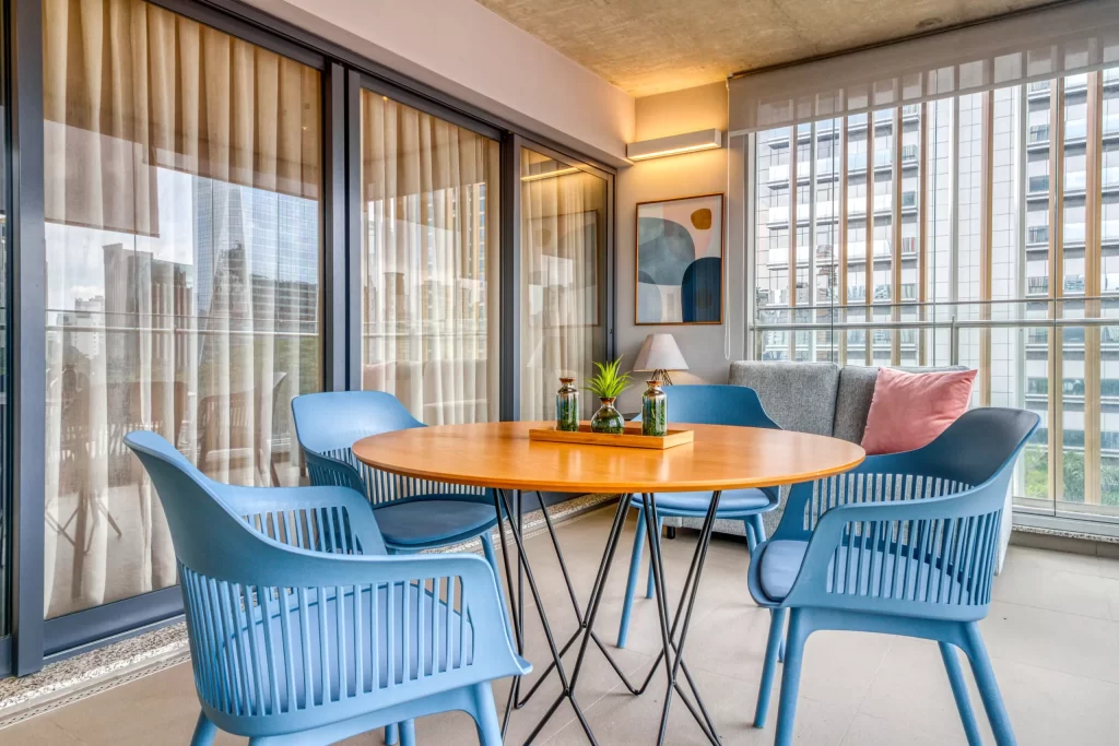 Cadeiras Montreal azuis em torno a mesa em varanda - zoom